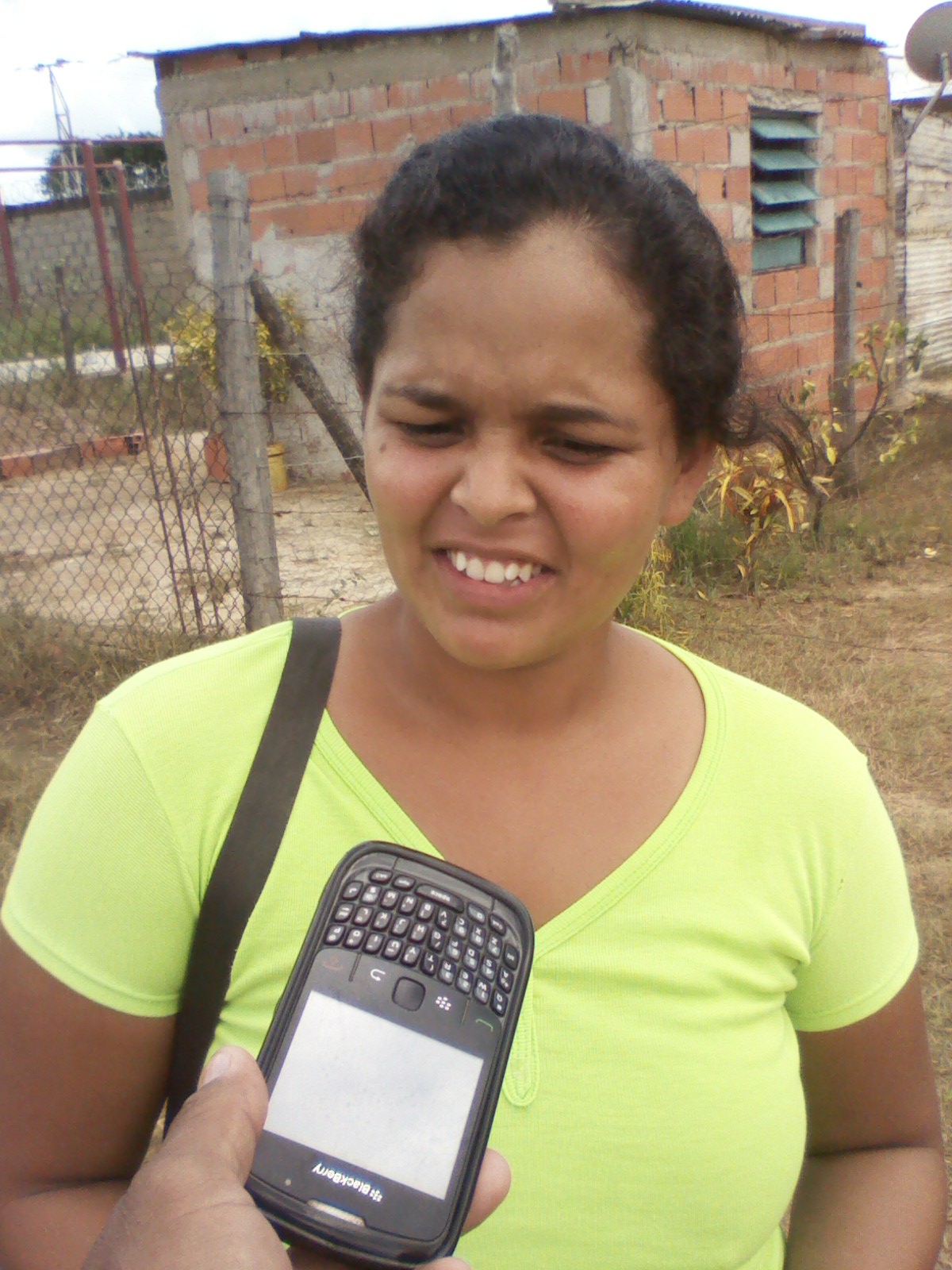 Fabiola Resteepo (blusa verde) señaló que cada vez que llueve la zona se inunda cada vez que llueve