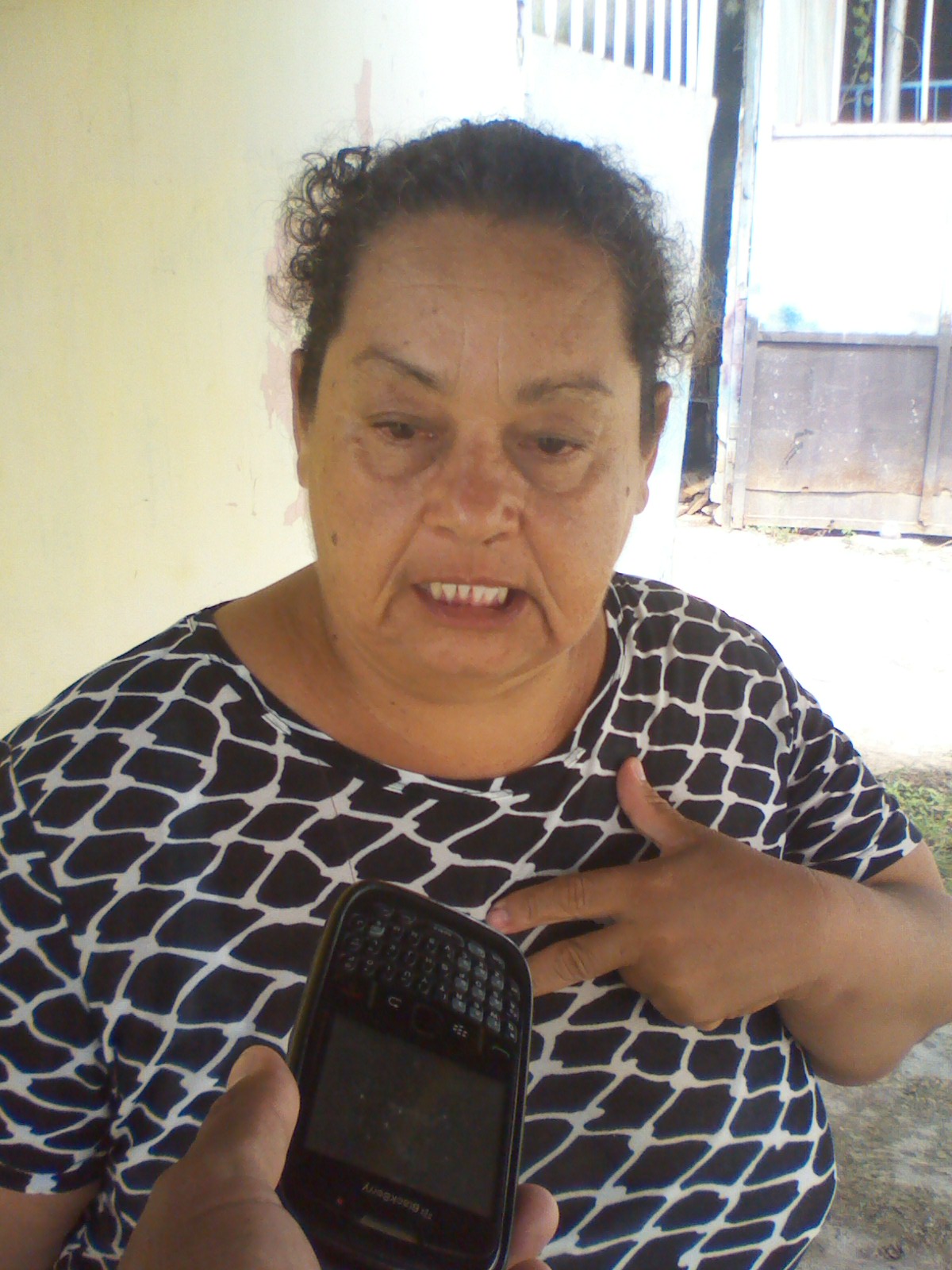 Suly Figuera (blusa negro y blanco) dijo que este problema de aguas negras causó que su nieta se enfermara y la hospitalizaran