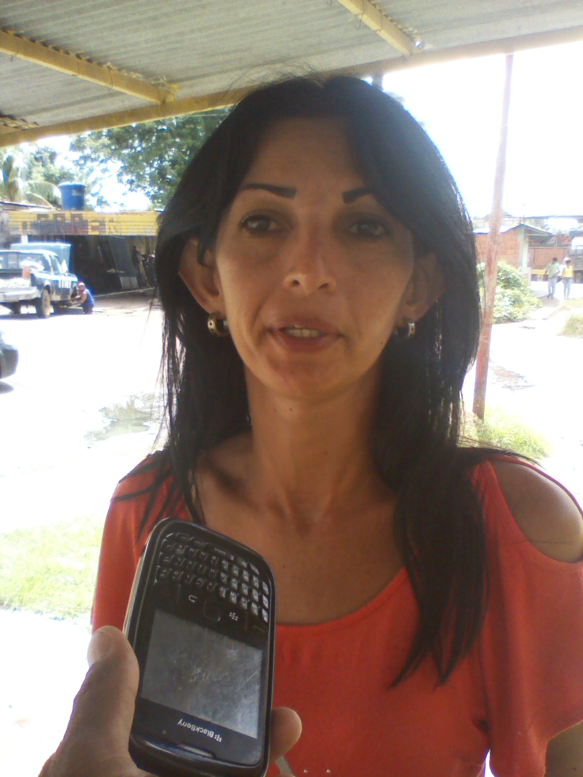 María Díaz (blusa roja) señaló que las aguas negras pasan por los patios de sus viviendas y los perjudica