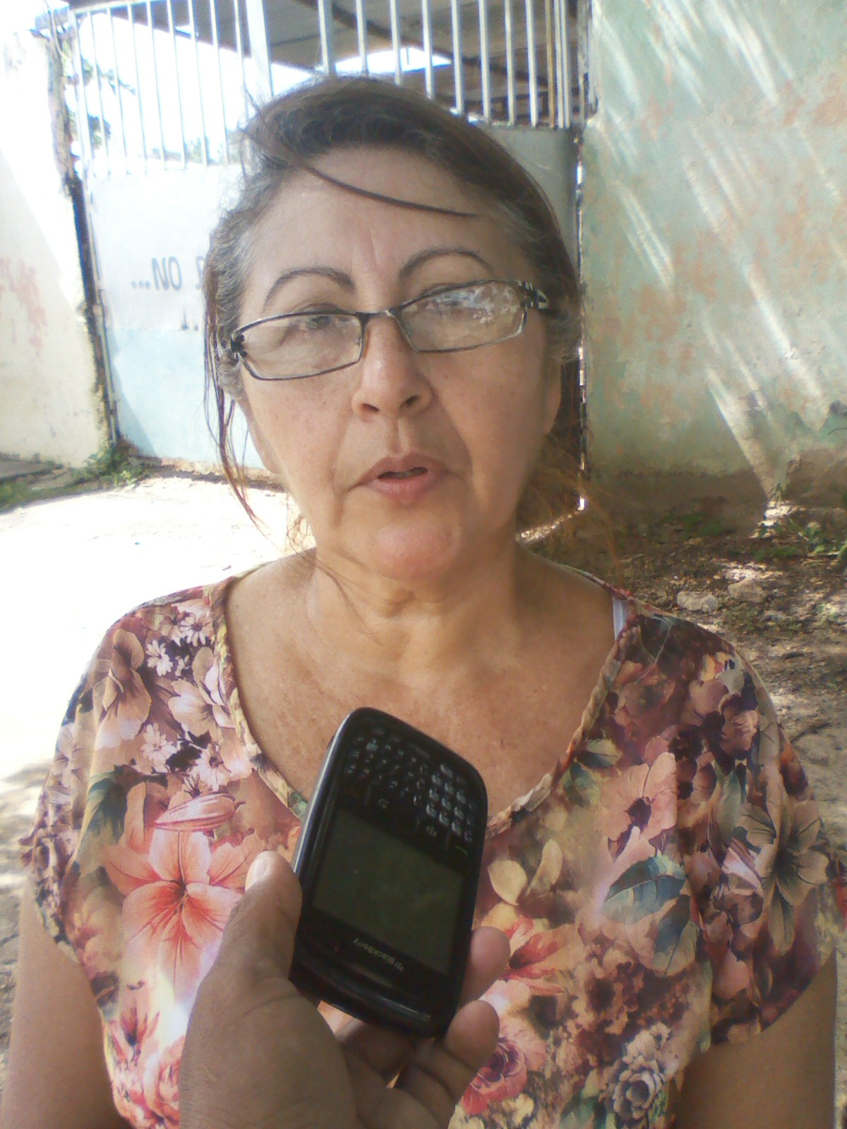 Ana Vera (blusa floreada) reseñó que frente a su vivienda abrió un cachimbo para que las aguas residuales salgan hacia la calle