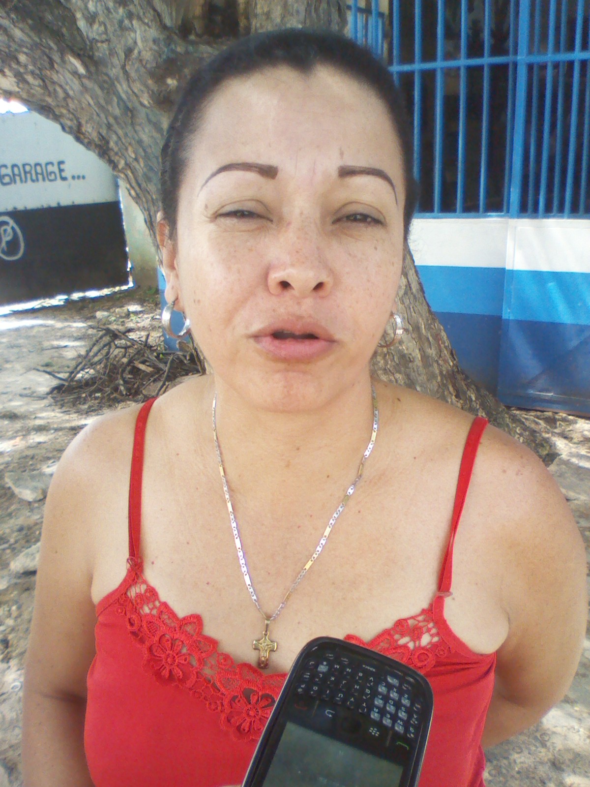 Barbara Pulido (blusita Roja) manifestó que existe un derrame frente a su negocio que ha mermado la clientela 