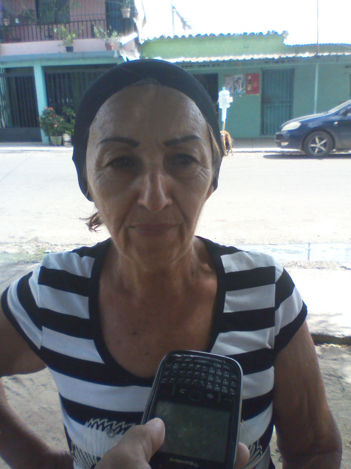 María Surita (blusa a rayas blanco y negro) agregó que tanto ella como sus vecinos están perjudicados con el derrame de las aguas negras