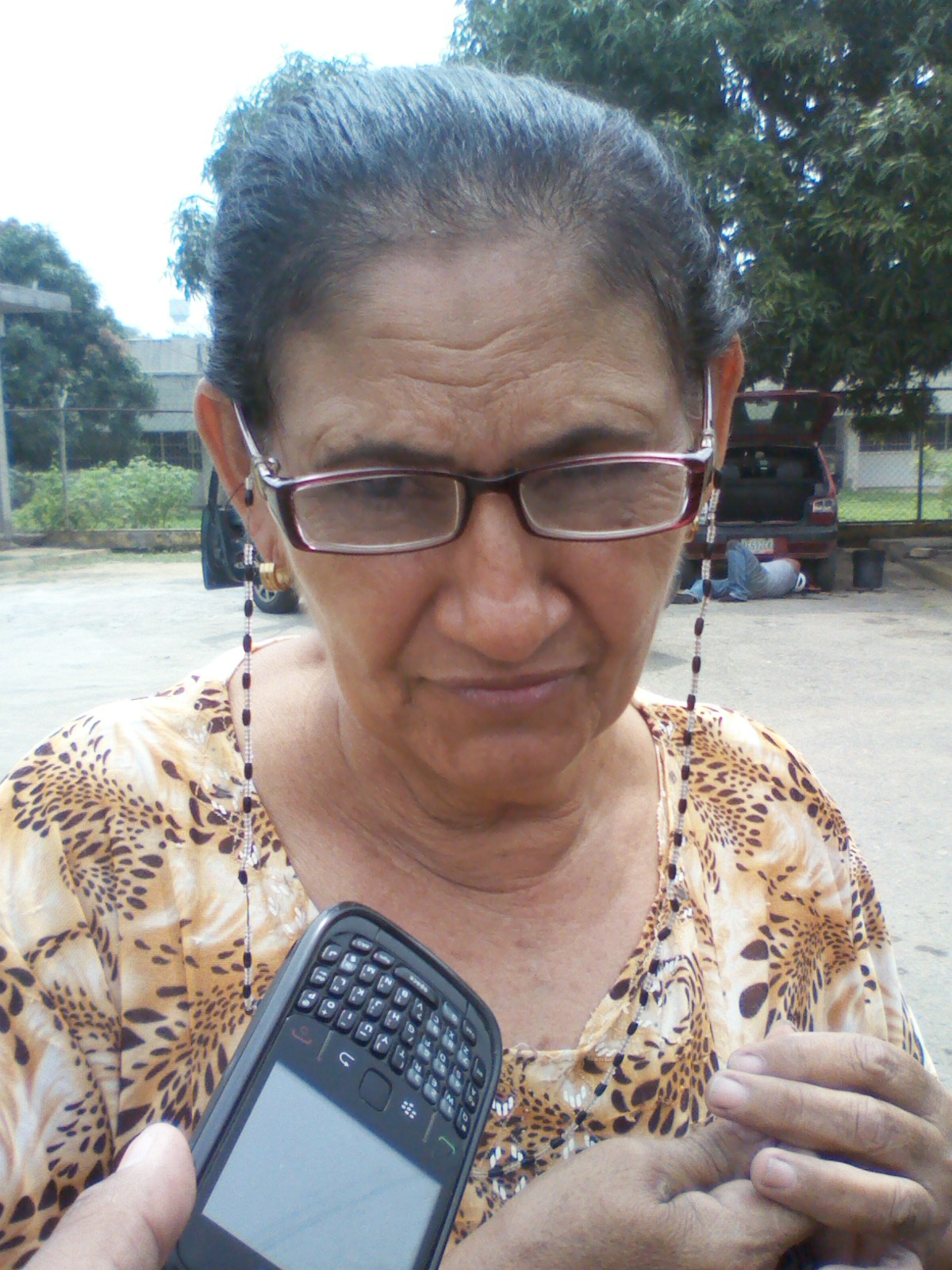 María Rondón (vieja de lentes) dijo que a diario tiene que ir a la calle 7 a agarrar la buseta y soportar los malos olores 