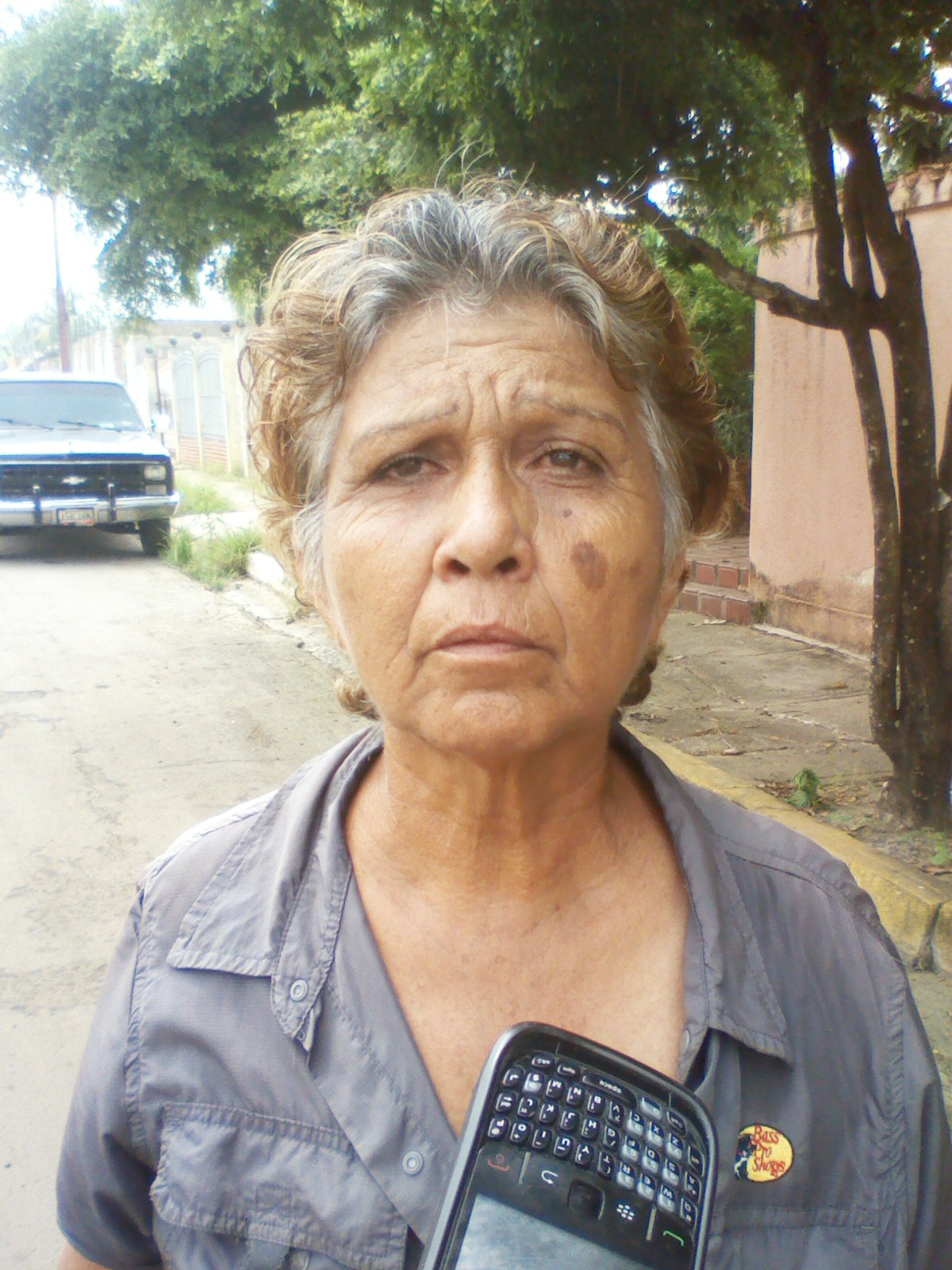 Omaira Hernández (camisa Base Pro Shop) aseveró que son muchas calles las que están afectadas con estos derrames de aguas servidas 