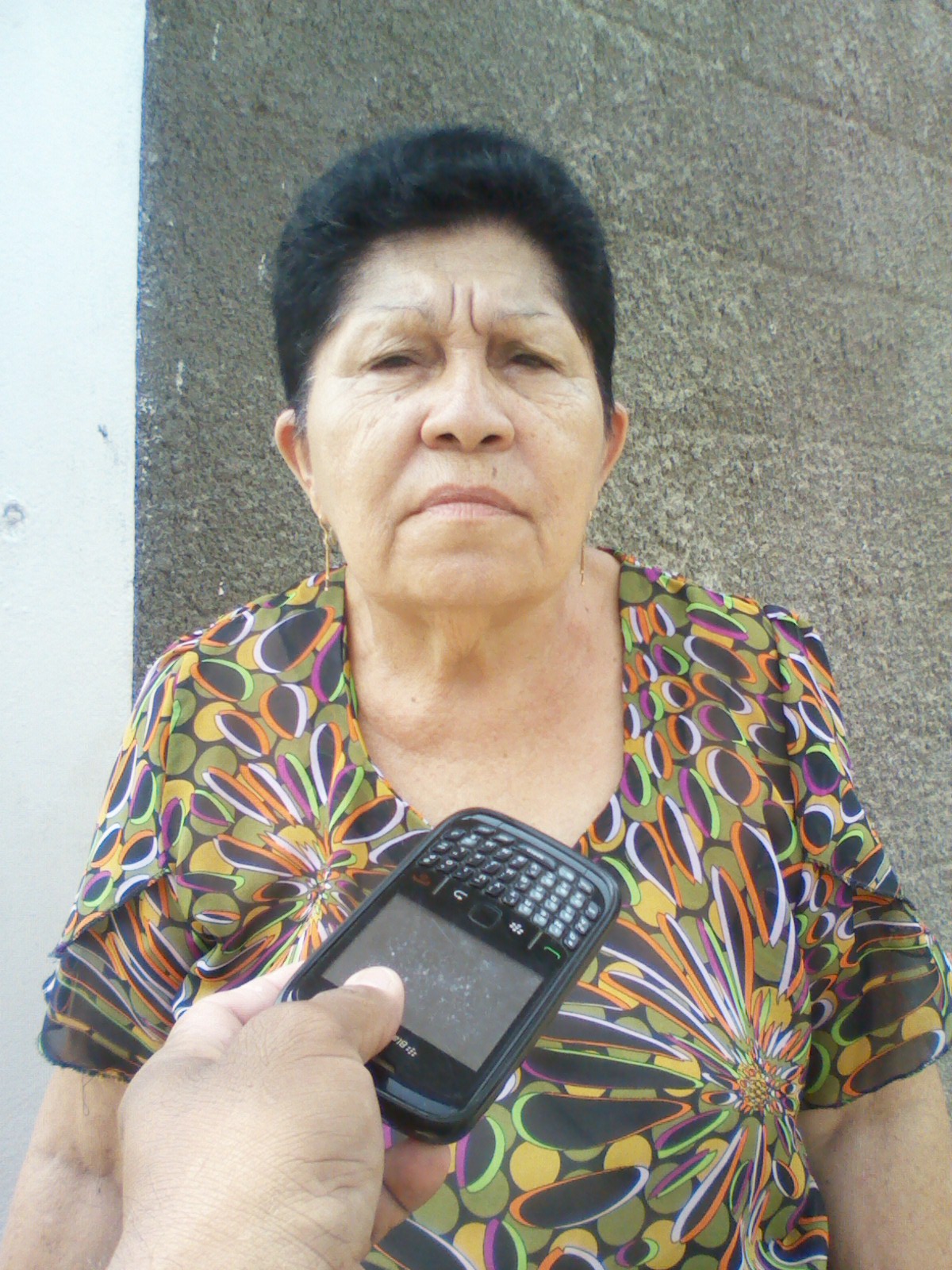 Olga de Sarmiento (bata floreada) señaló que han venido trabajadores de la alcaldía y HidroPáez a solventar la situación y solo han empeorado las cosas
