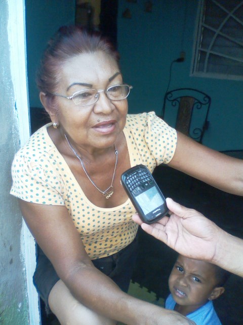 María Coromoto Guaimarata (señora de lentes) informó que el derrame de las aguas servidas afecta a más de 90 familias