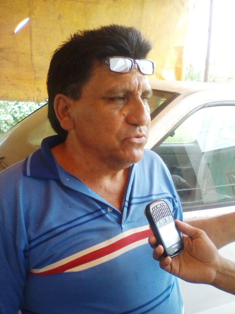 José Mayorga (chemise azul) expresó que con el tiempo que lleva el derrame la situación ha empeorado 
