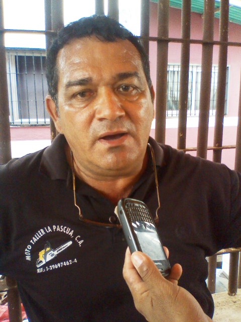 Jorge Meza (chemise negra) añadió que un aproximado de 150 metros de tubería está caído