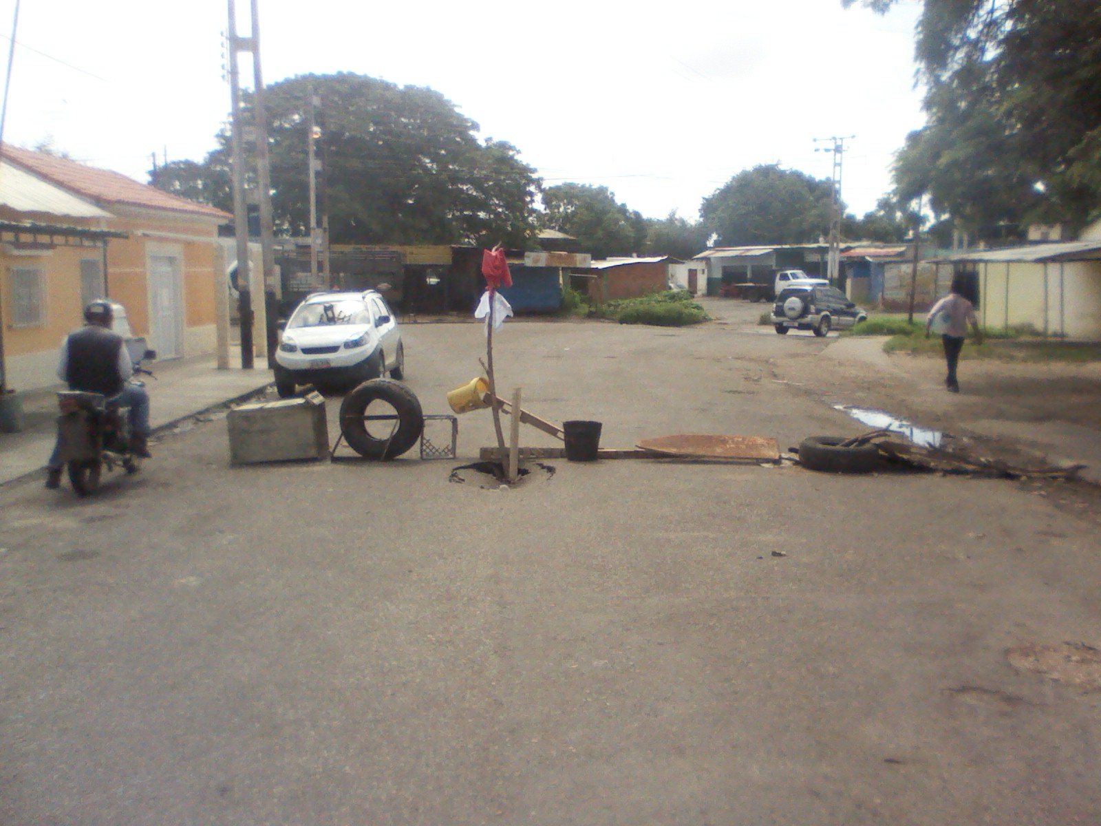 Los habitantes del sector Morichal trancaron la calle como medida de presión ante la caída de la red de aguas servidas 