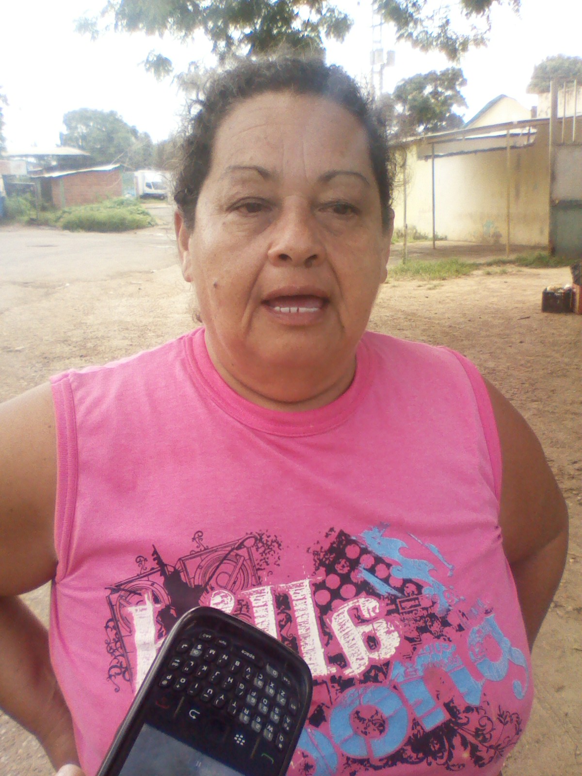 Zuly Figuera (camiseta rosada) dijo que ante la falta de asistencia este derrame de aguas servidas los mantiene afectados 
