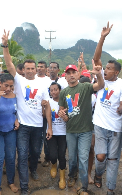 El candidato de las Fuerzas Revolucionarias José Vásquez realizó caminata por el sector Vista Hermosa
