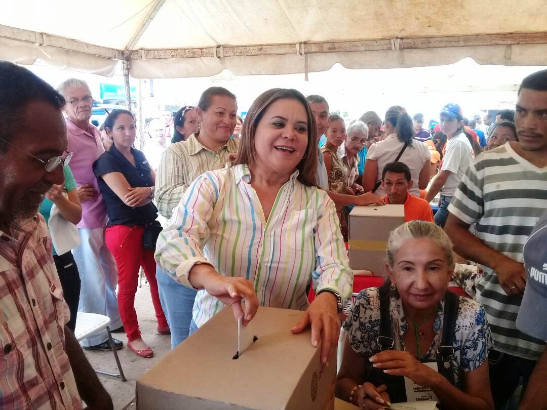 La precandidata Rummy Olivo ejerció su derecho al voto en la Plaza El Médano en Zaraza