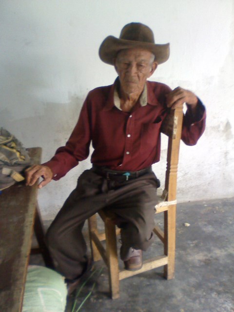 El señor José Antonio León Requena de 80 años de edad lleva más de 15 días esperando que sus familiares lo vayan a buscar a Poliguarico