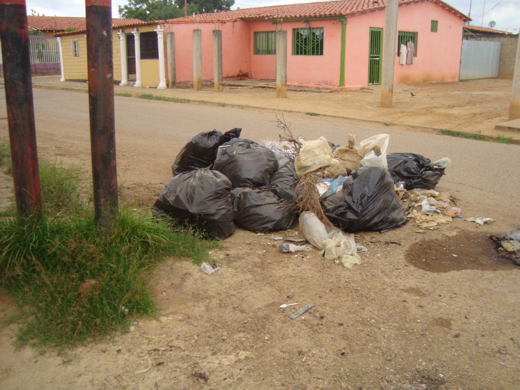La basura pulula en todo el sector de Las Acacias