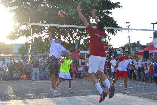 Pueblo organizado compartió en paz y alegría su pasión por el deporte junto al licenciado José Vásquez