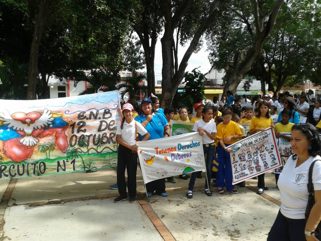 Alumnos y docentes de las escuelas bolivarianas asistieron con pancartas. 