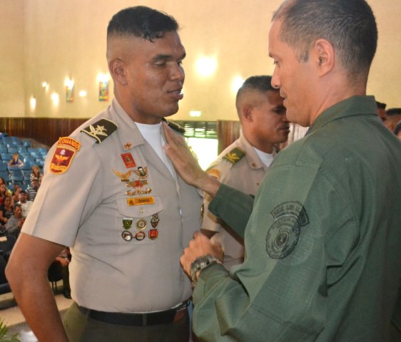 Mayor José Isaías Rafael Ramos Salazar recibiendo la condecoración de manos del MG Pedro Juliac Lartiguez
