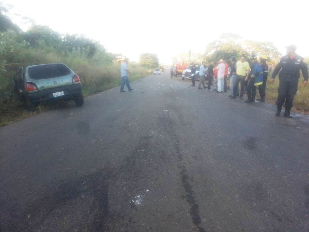 Los vehiculos chocaron a 100 metros de la entrada a la urbanización El Palmar