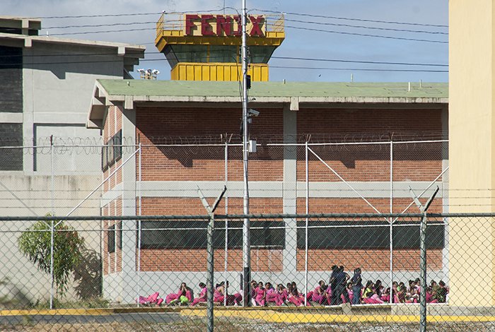 Presos de la Comunidad Penitenciaria de Fénix, secuestran a la directora del recinto y cinco funcionarios