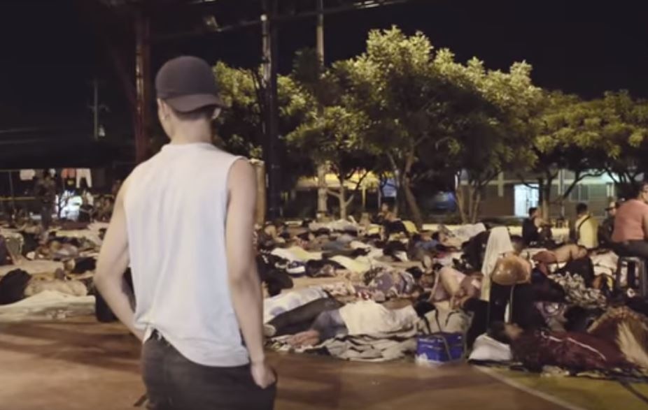 Unos 400 venezolanos duermen en una cancha en Cúcuta