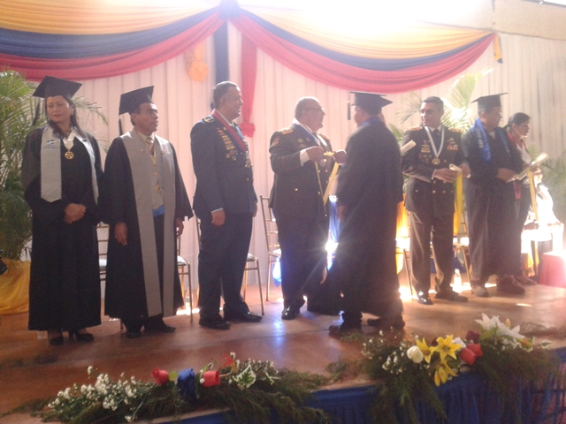 Unefistas recibiendo sus títulos universitarios y medallas por el Vicerrector de la Unefa Región los llanos.