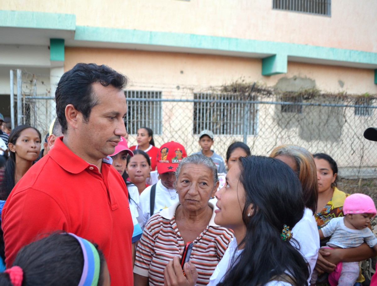 .Gobernador José Vásquez, tras salir de la inspección de la Maternidad de Chaguaramas, atendiendo directamente al pueblo