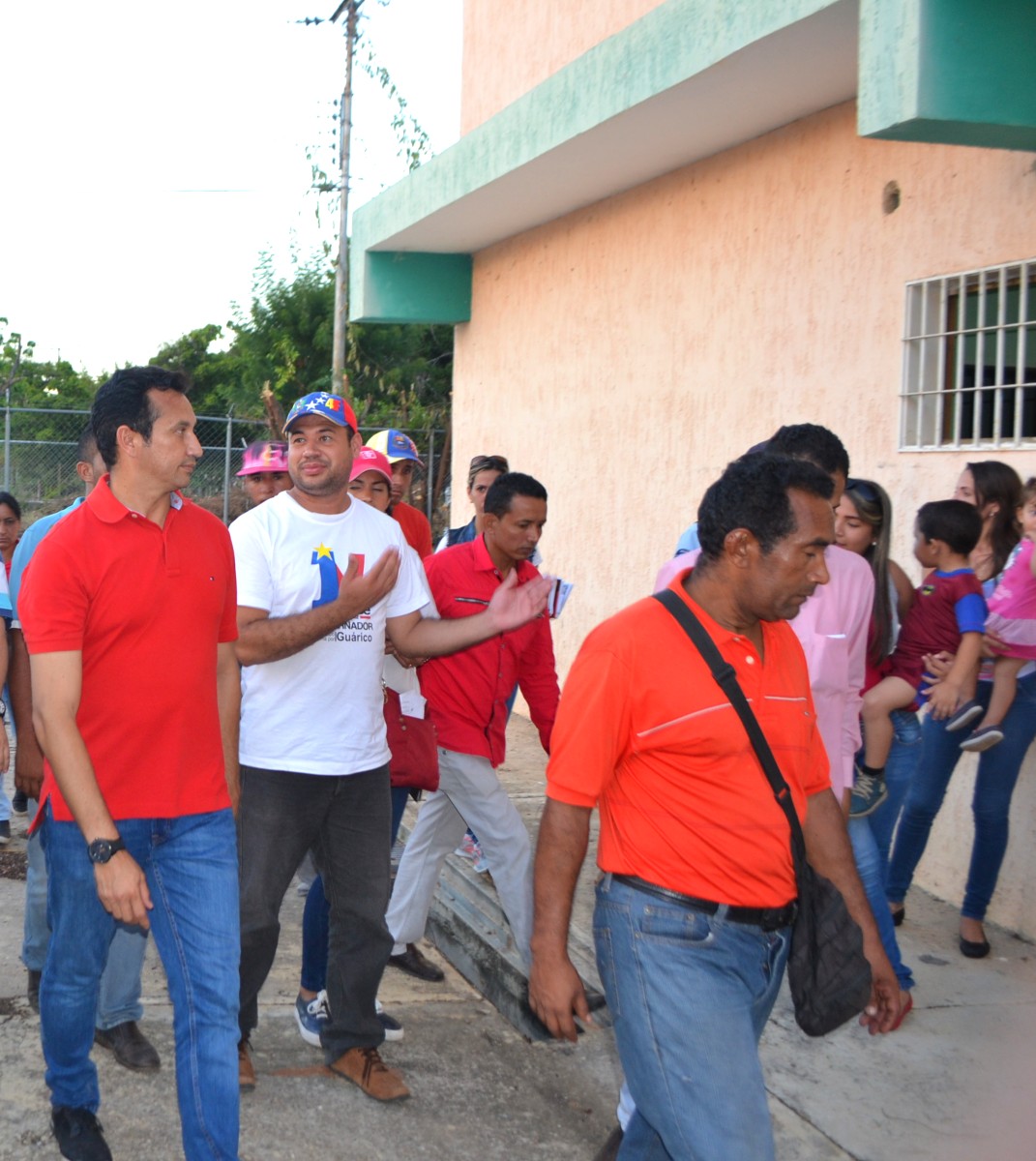 El mandatario guariqueño, José Vásquez y el alcalde Manuel García recorren las instalaciones de la Maternidad de Chaguaramas