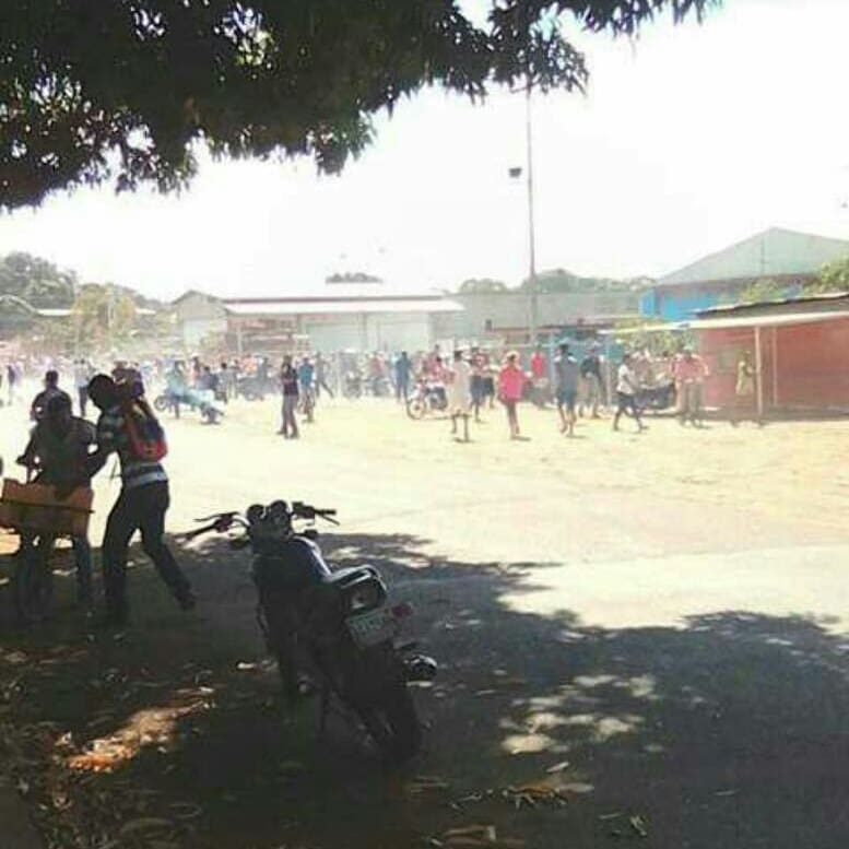 Personas saqueando el centro de acopio Mercal en Calabozo