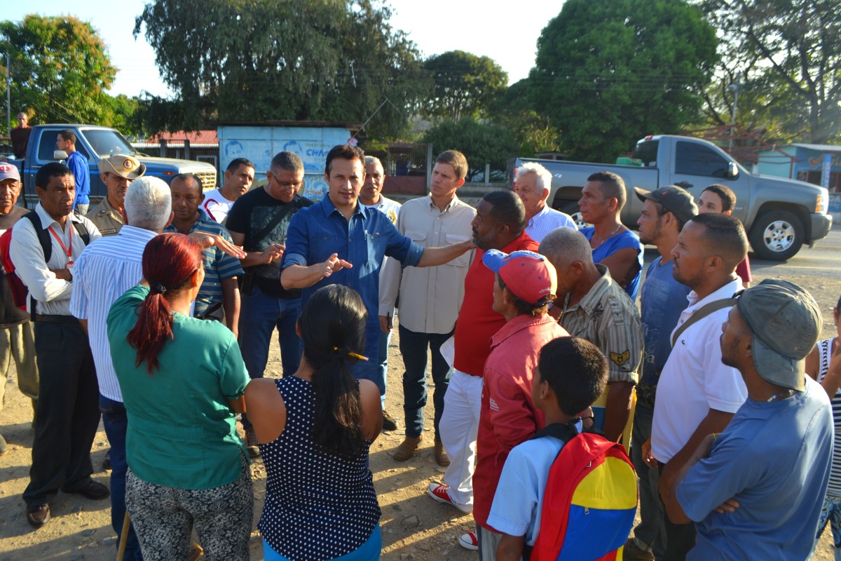 4.Durante la inspección el gobernador José Vásquez conversó con los consejos comunales de los poblados ubicados en la vía San Juan – Dos Caminos 
