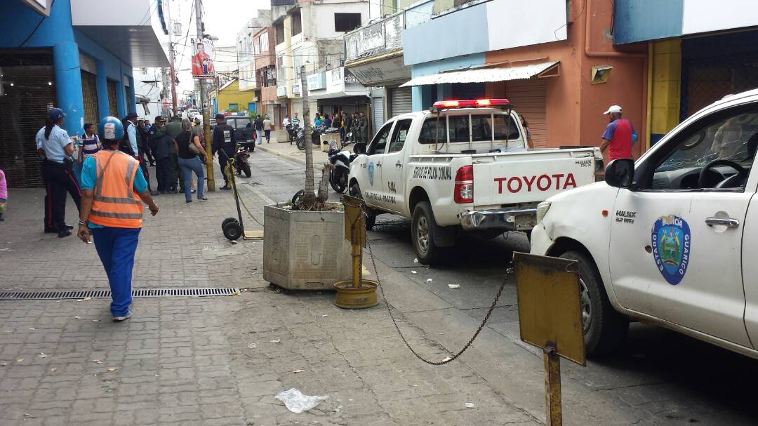 Cuerpos de seguridad apostados en la calle Atarraya de Valle de la Pascua #saqueos