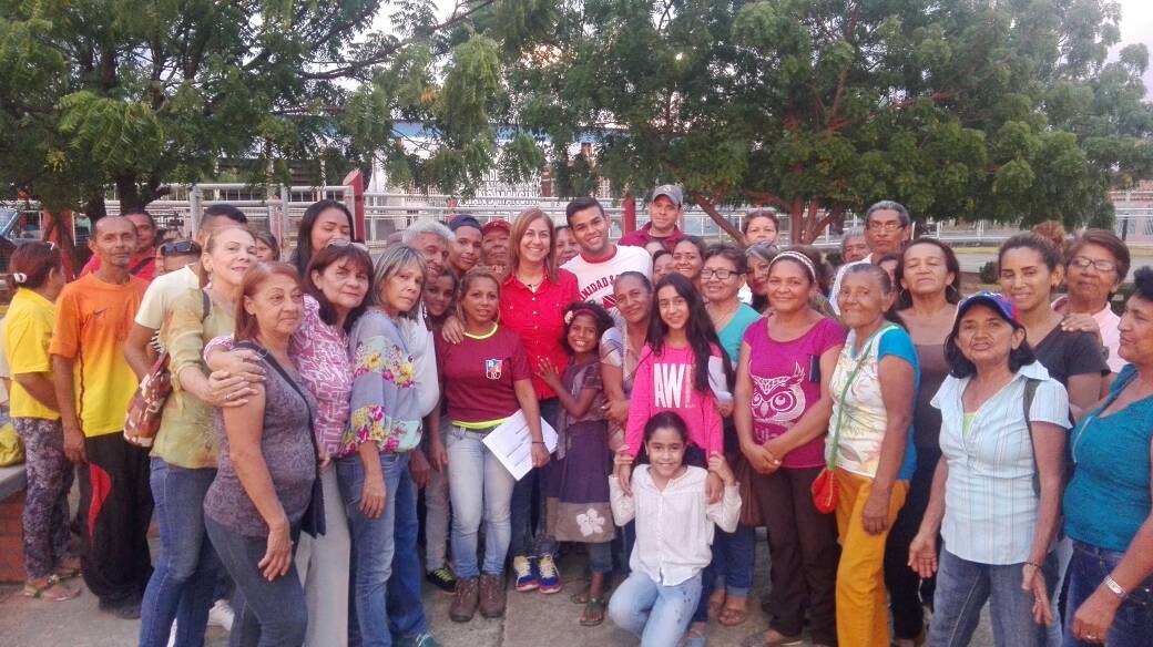 Alcaldesa Nidia Loreto fue recibida por voceros de las comunidades en el Gimnasio Cubierto