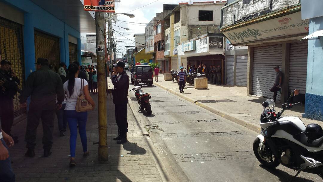 Por la esquina de la Atarraya con Romulo Gallegos motorizados pasaron gritando consignas sobre un supuesto saqueo lo que alerto a los transeuntes