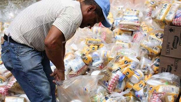 Los trabajadores fueron presentados ante el Ministerio Publico por haber extraído de las bolsas de comida los kilos de pasta. 