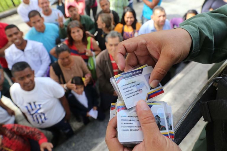 Maduro anuncia sistema de bonos familiar del Carnet de la Patria