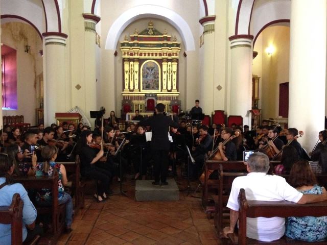Orquestas Sinfónicas Juveniles e Infantiles de La Pascua y Calabozo tocando en conjunto