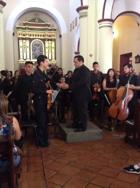 El profesor Sergio Teijido felicitando al concertino de la Orquesta de Valle de la Pascua 