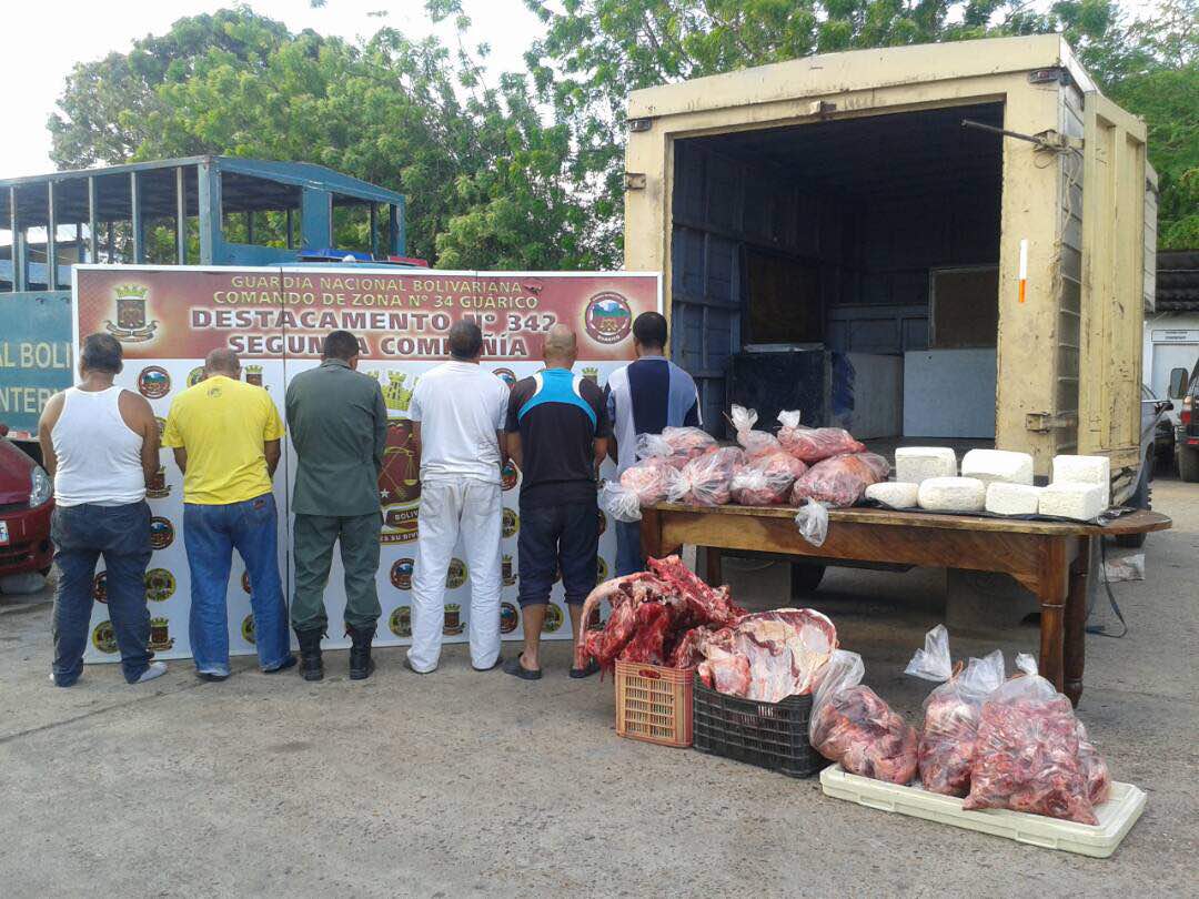 Arrestados intentando pasar carne y queso de contrabando