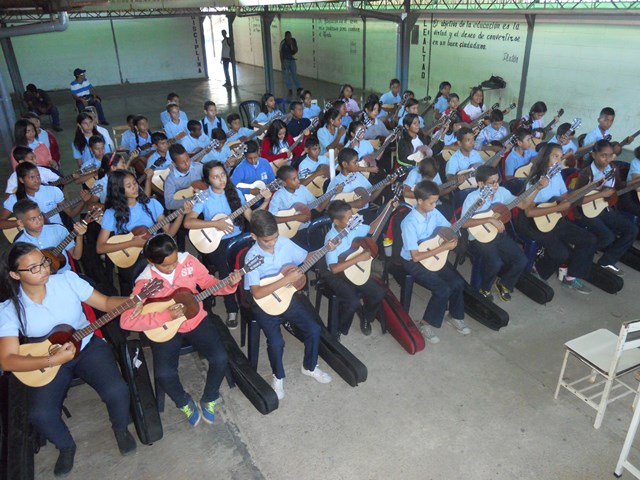 El Sistema dispuso la dotación de instrumentos musicales para el beneficio de los estudiantes de la Unidad Educativa Vicente Emilio Sojo