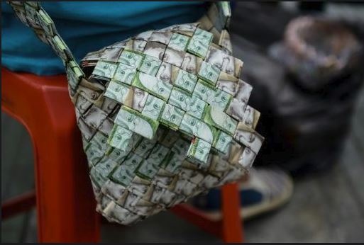 en el centro de Caracas otros artesanos venden los bolsos hasta en 300.000 bolívares