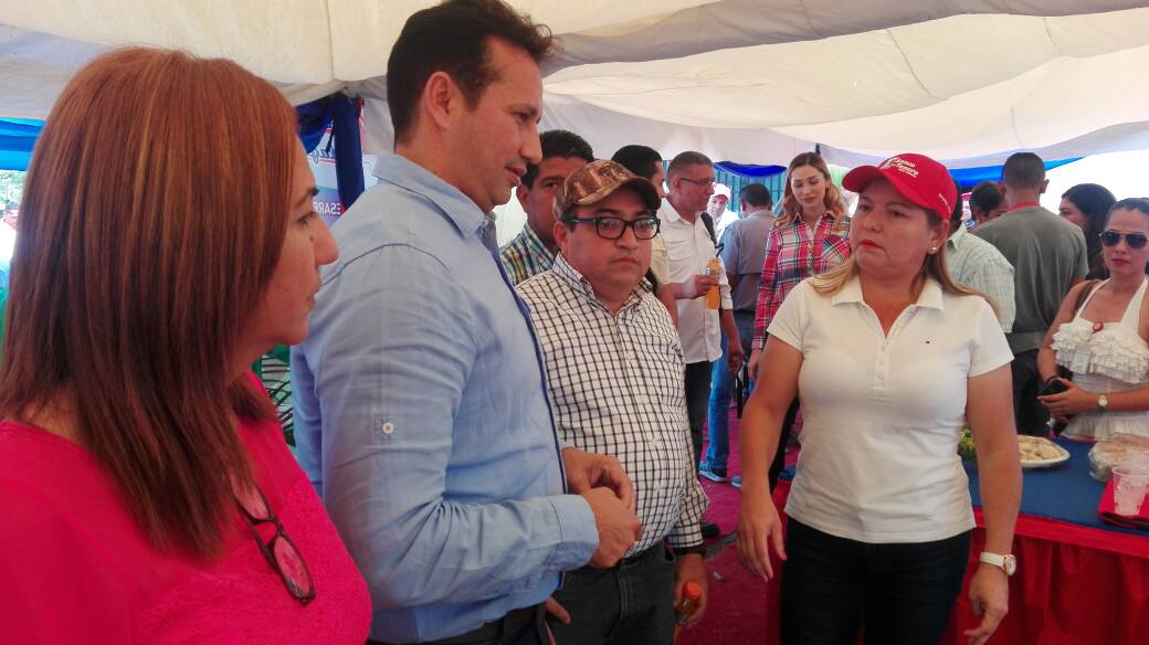 El gobernador José Vásquez junto a la alcaldesa asistió a la jornada de presentación de proyectos