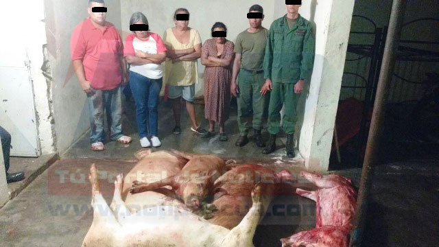 Los dos militares junto a los cuatro civiles capturados con carne y material robados en una finca de Las Mercedes del Llano
