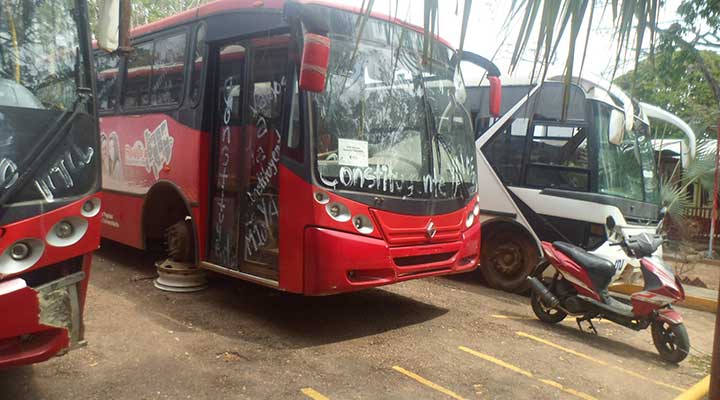 Autobuses paralizados en la institución dificulta el traslado de los estudiantes