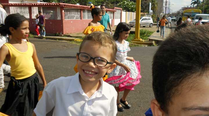 Niños sonrientes en el desfile del aniversario 79 de la Carlos Jose Bello. 