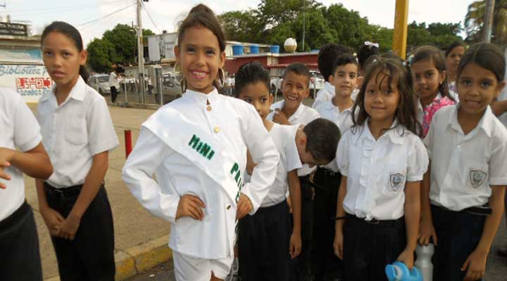 Niños sonrientes en el desfile del aniversario 79 de la Carlos Jose Bello. 