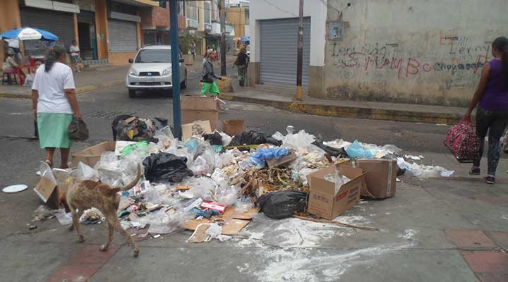 En la calle Atarraya cruce con Gonzalez Padrón había una feria de basura. 