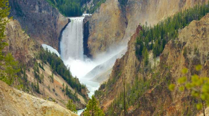 La fuente mas grande de Estados Unidos se encuentra en el parque Yellowstone.