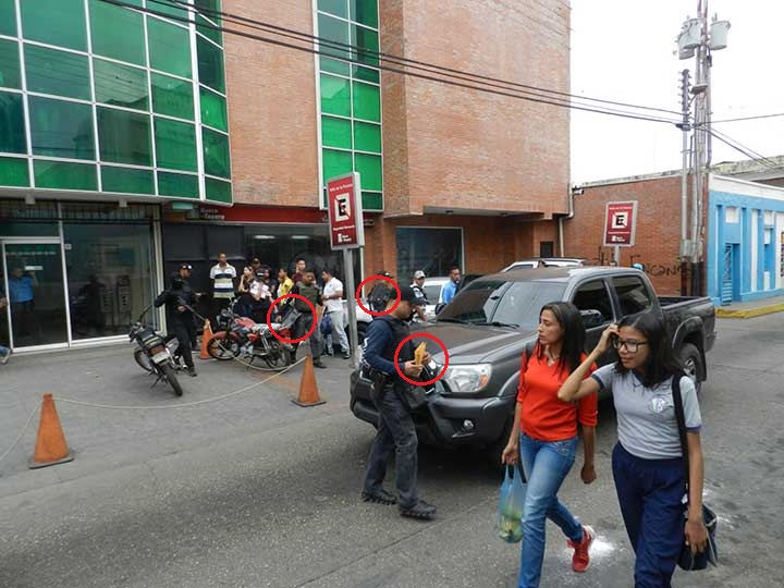 Papeles y computadoras que se llevaron de la sede de Talento 102.7 FM en Valle de la Pascua