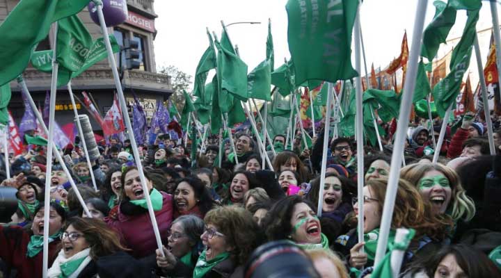 Con 129 diputados a favor y 125 en contra se aprueba en la cámara de diputados la ley al aborto en Argentina. 