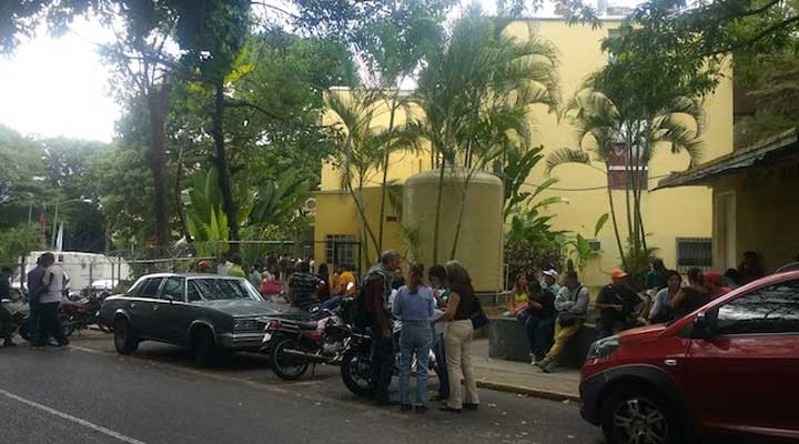 "]  Familiares a las afueras de la morgue de Bello Monte a la espera de la entrega de los cadáveres.