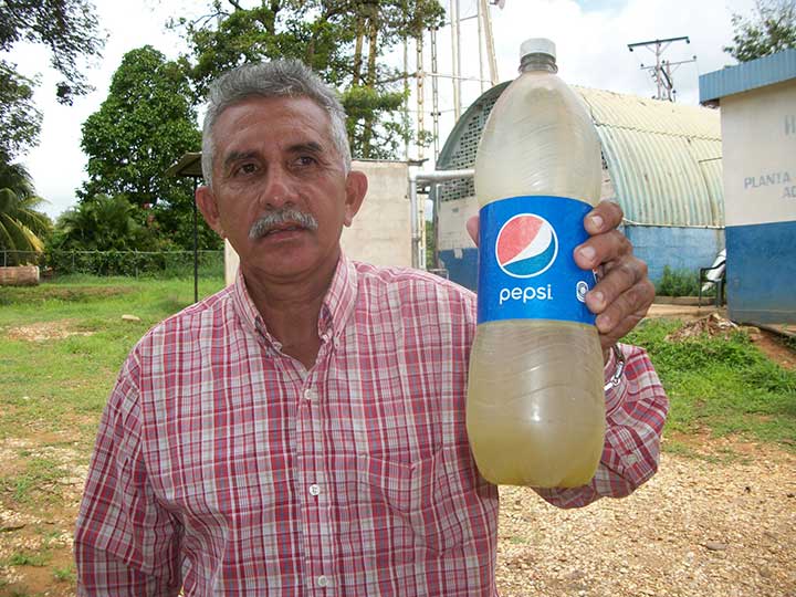 Omar Camacho, "Esta es el agua que tomamos en el pueblo de El Socorro ".
